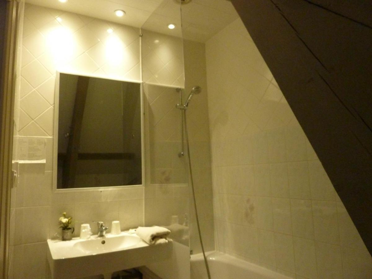 Hôtel A La Renommée Saint-Père Esterno foto